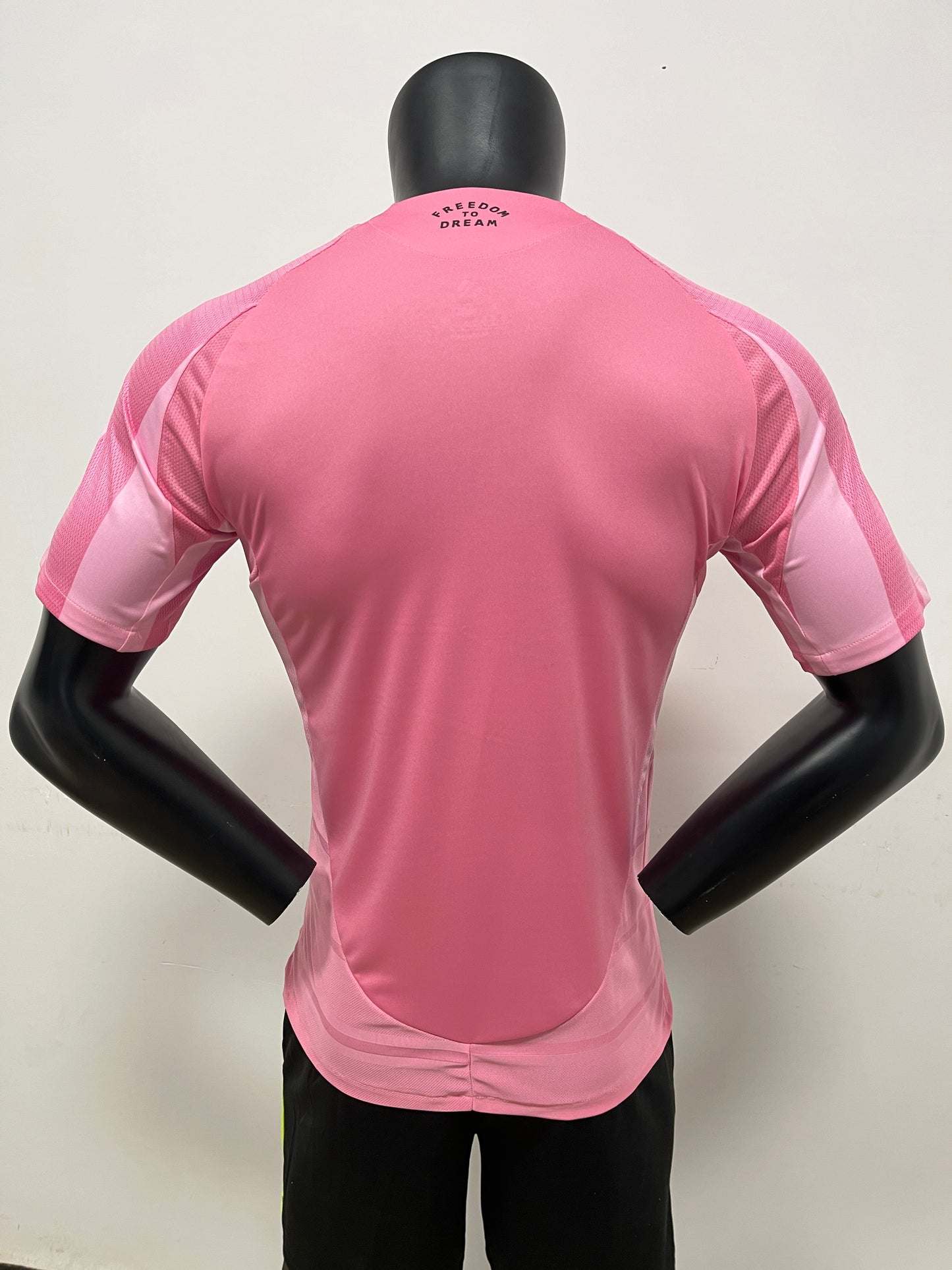 Camiseta Inter Miami 2025/26 primera equipación versión jugador detalle escudo – Cortita y al Pie