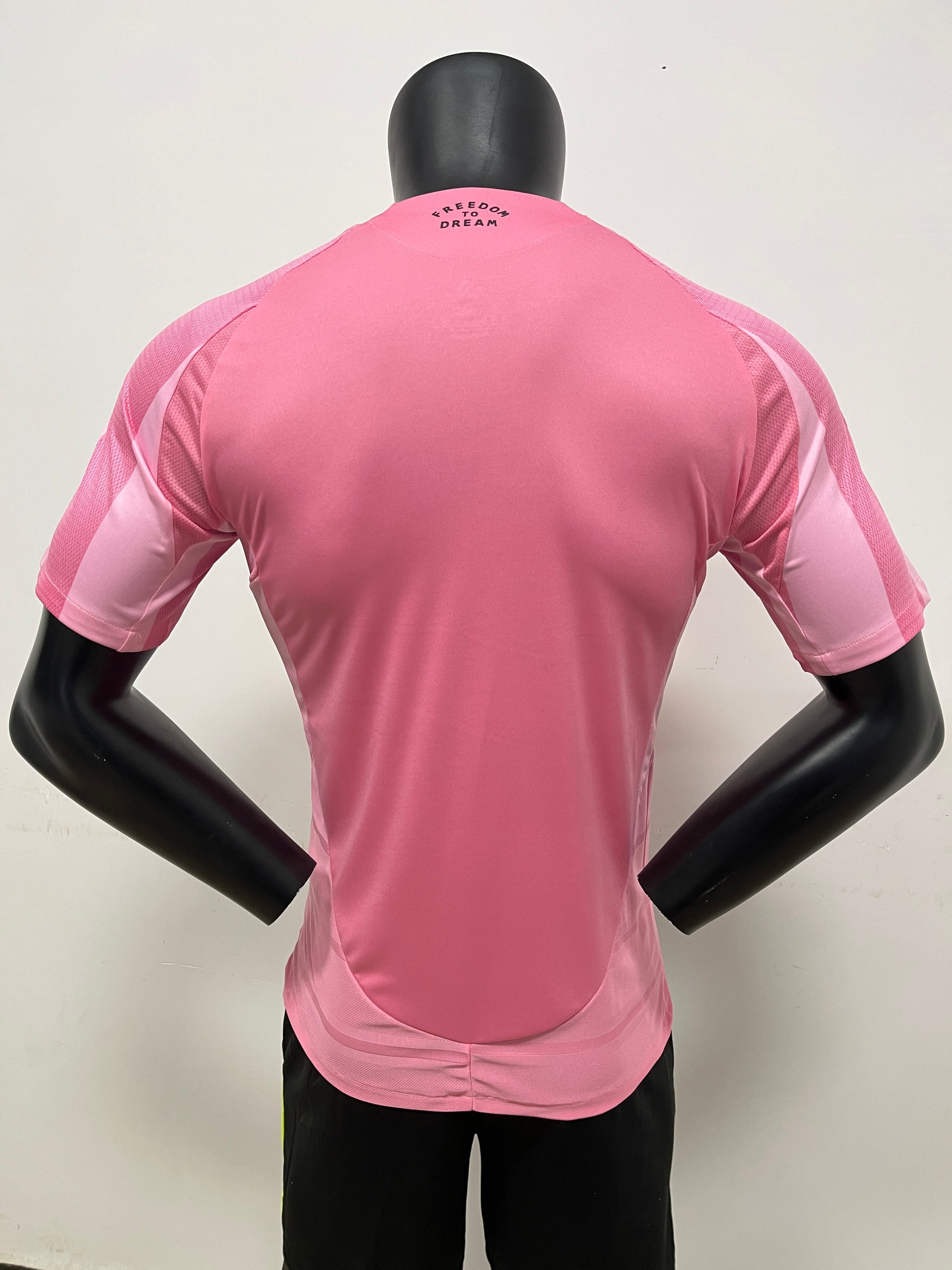 Camiseta Inter Miami 2025/26 primera equipación versión jugador detalle escudo – Cortita y al Pie