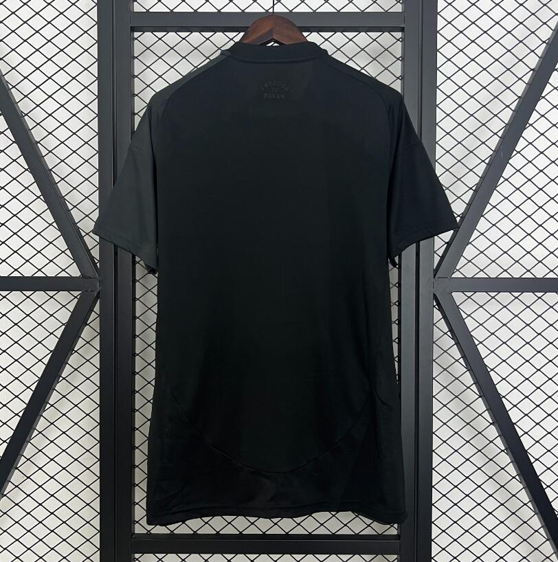Camiseta Inter Miami 2025/26 segunda equipación versión fan negra detalle escudo – Cortita y al Pie