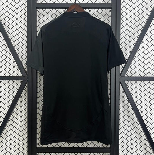 Camiseta Inter Miami 2025/26 segunda equipación versión fan negra detalle escudo – Cortita y al Pie