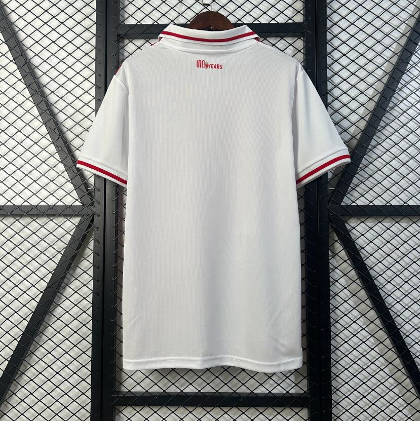 Camiseta AS Mónaco 2025/26 primera equipación versión fan detalle escudo – Cortita y al Pie