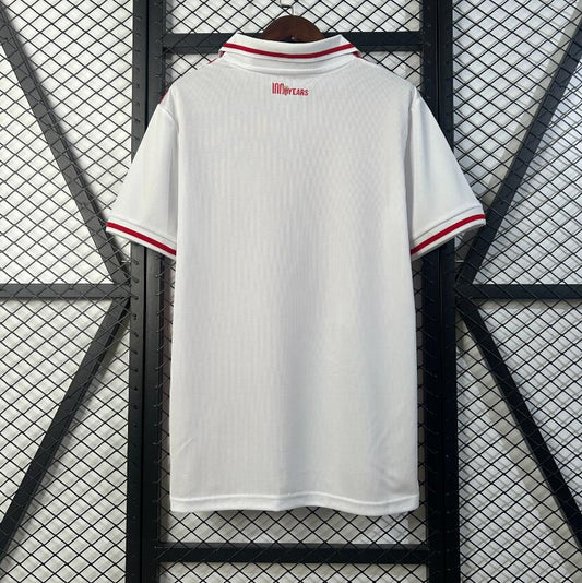 Camiseta AS Mónaco 2025/26 primera equipación versión fan detalle escudo – Cortita y al Pie