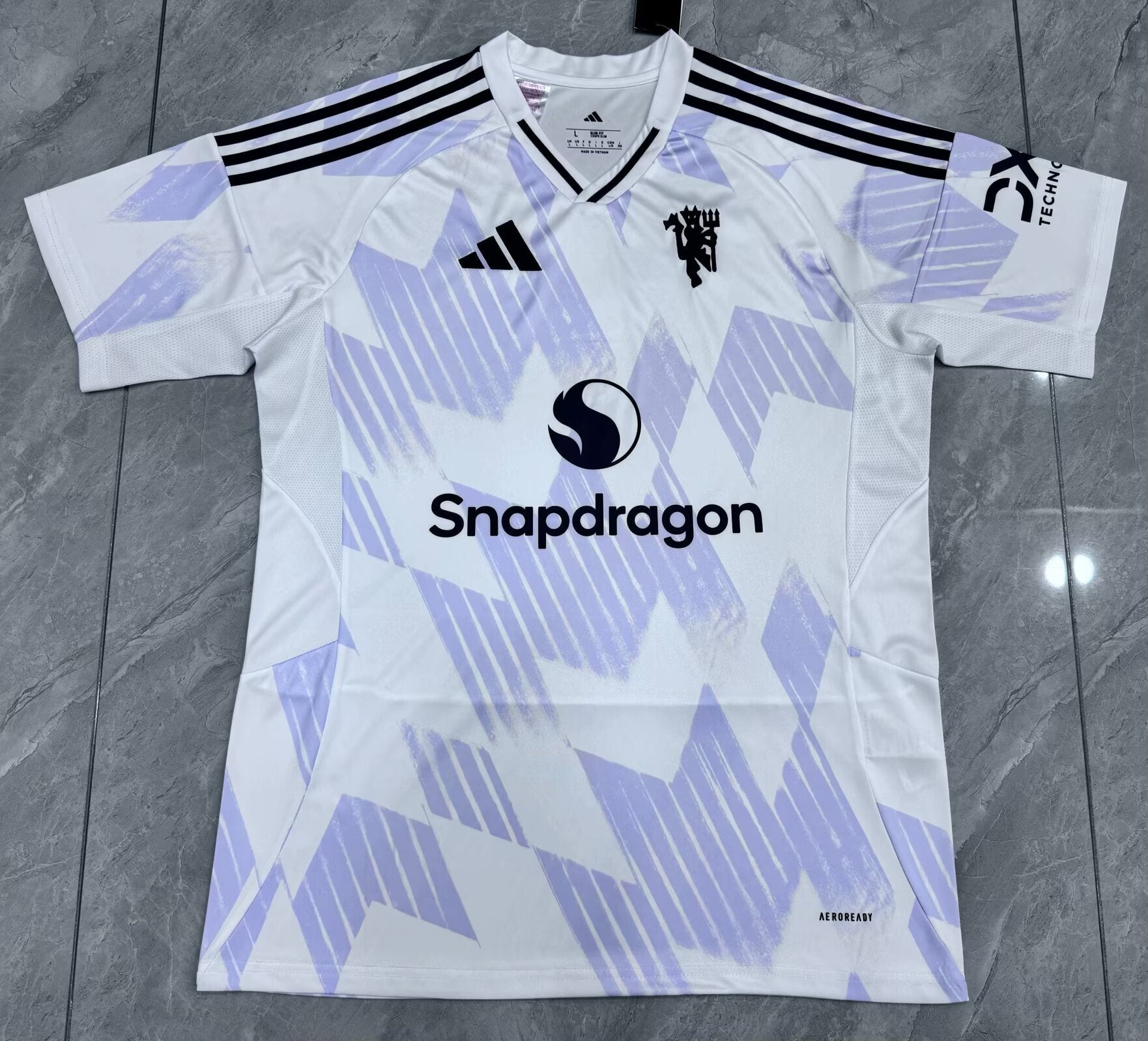 Camiseta Manchester United 2025/26 segunda equipación versión fan Old Trafford – Cortita y al Pie