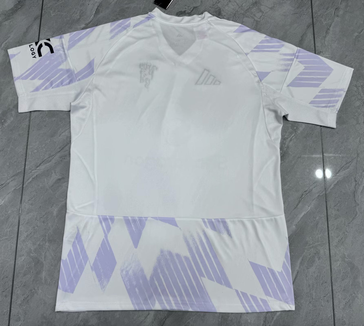 Camiseta Manchester United 2025/26 segunda equipación versión fan detalle escudo – Cortita y al Pie