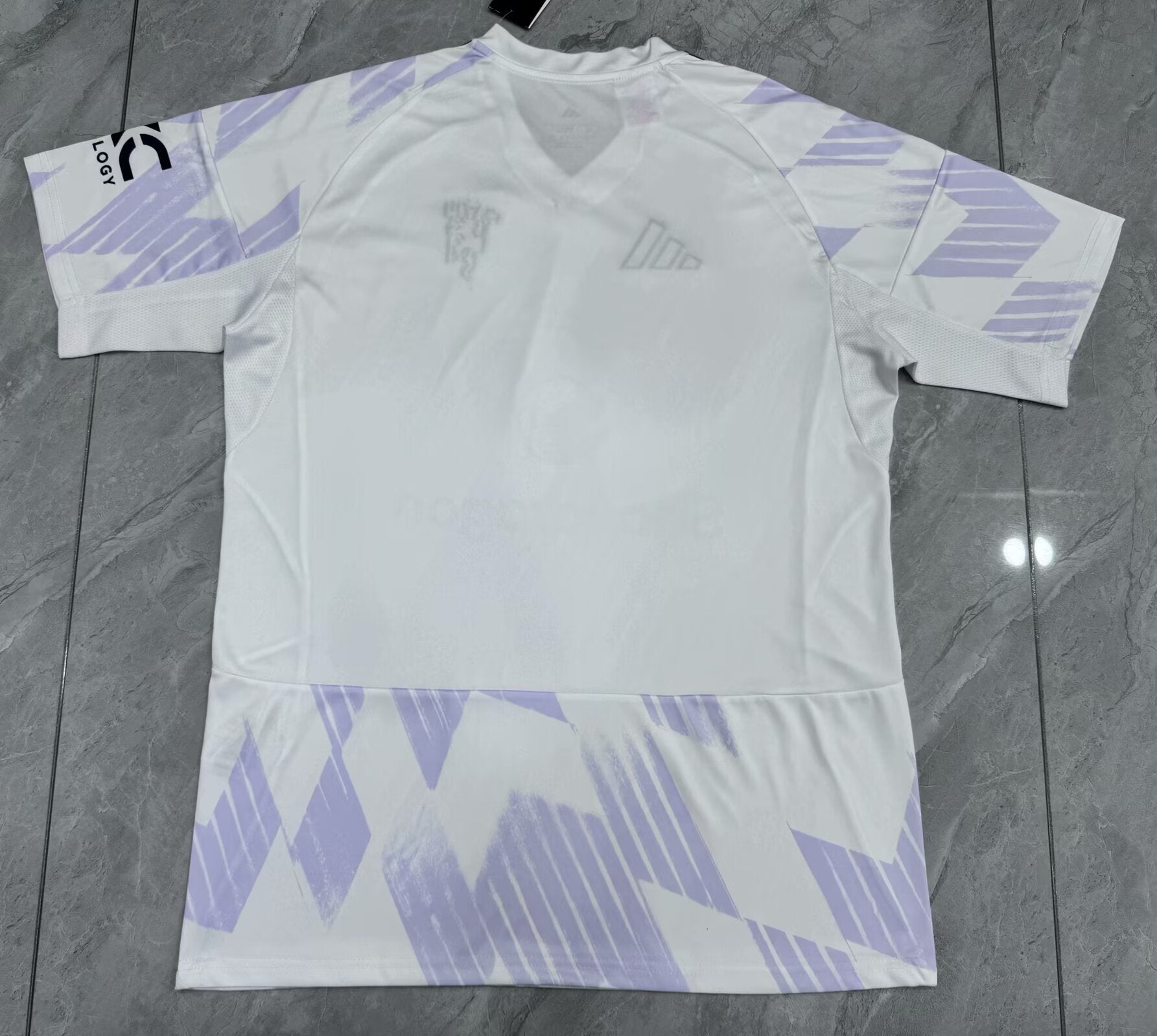 Camiseta Manchester United 2025/26 segunda equipación versión fan detalle escudo – Cortita y al Pie