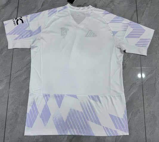 Camiseta Manchester United 2025/26 segunda equipación versión fan detalle escudo – Cortita y al Pie