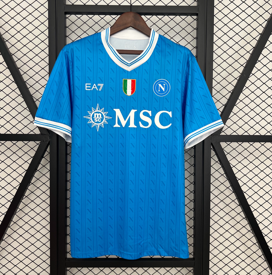 Camiseta Napoli 2025/26 primera equipación versión fan celeste Diego Armando Maradona – Cortita y al Pie