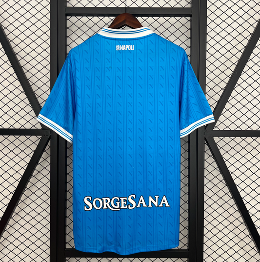 Camiseta Napoli 2025/26 primera equipación versión fan detalle escudo – Cortita y al Pie