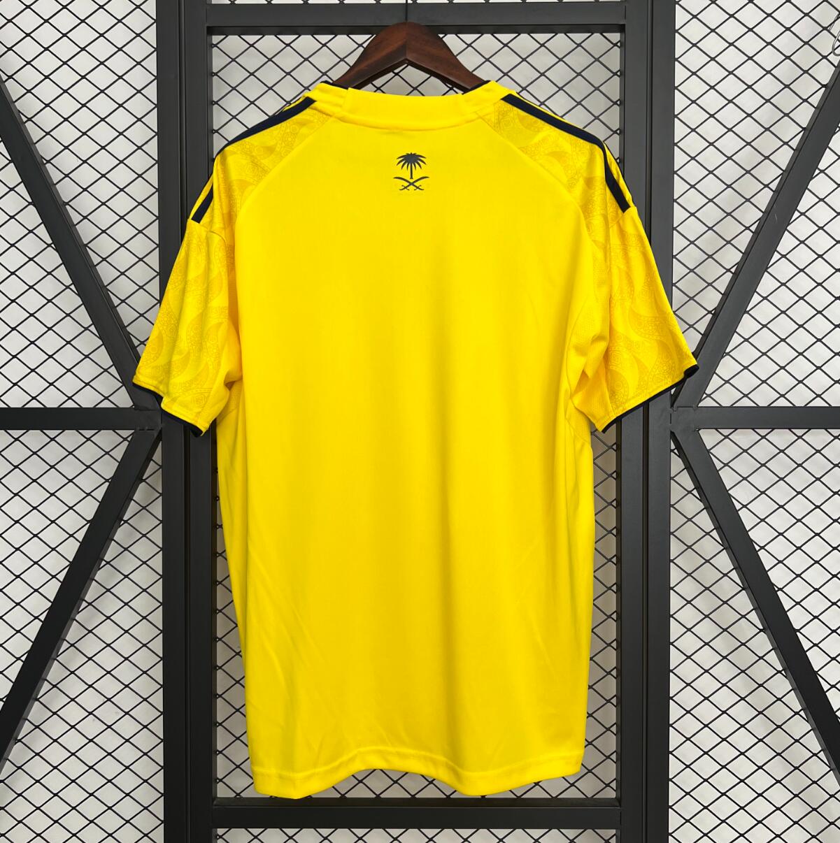 Camiseta Al-Nassr 2025/26 primera equipación versión fan detalle escudo – Cortita y al Pie