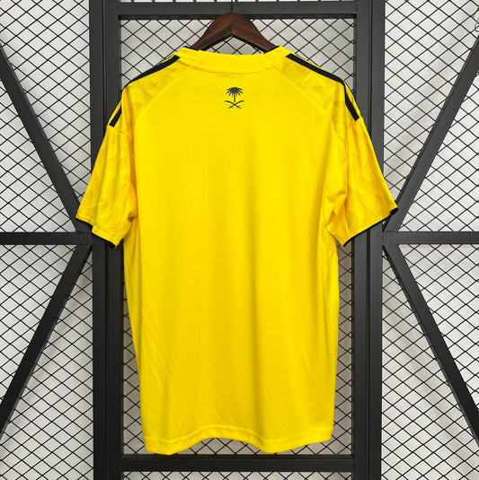 Camiseta Al-Nassr 2025/26 primera equipación versión fan detalle escudo – Cortita y al Pie