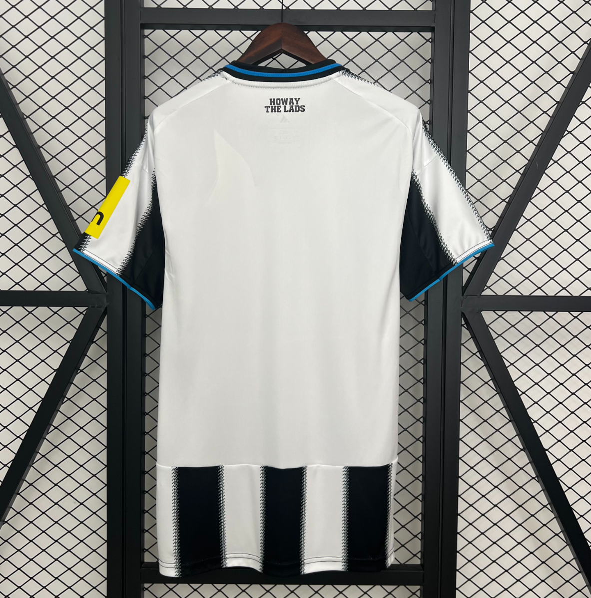 Camiseta Newcastle 2025/26 primera equipación versión fan detalle escudo – Cortita y al Pie