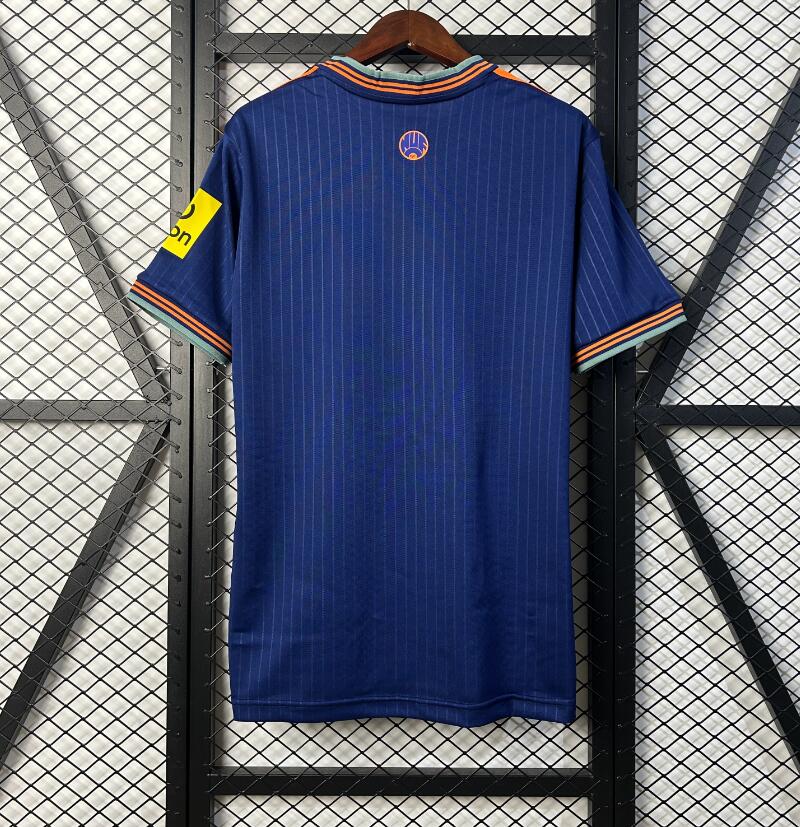 Camiseta Newcastle 2025/26 segunda equipación versión fan detalle escudo – Cortita y al Pie