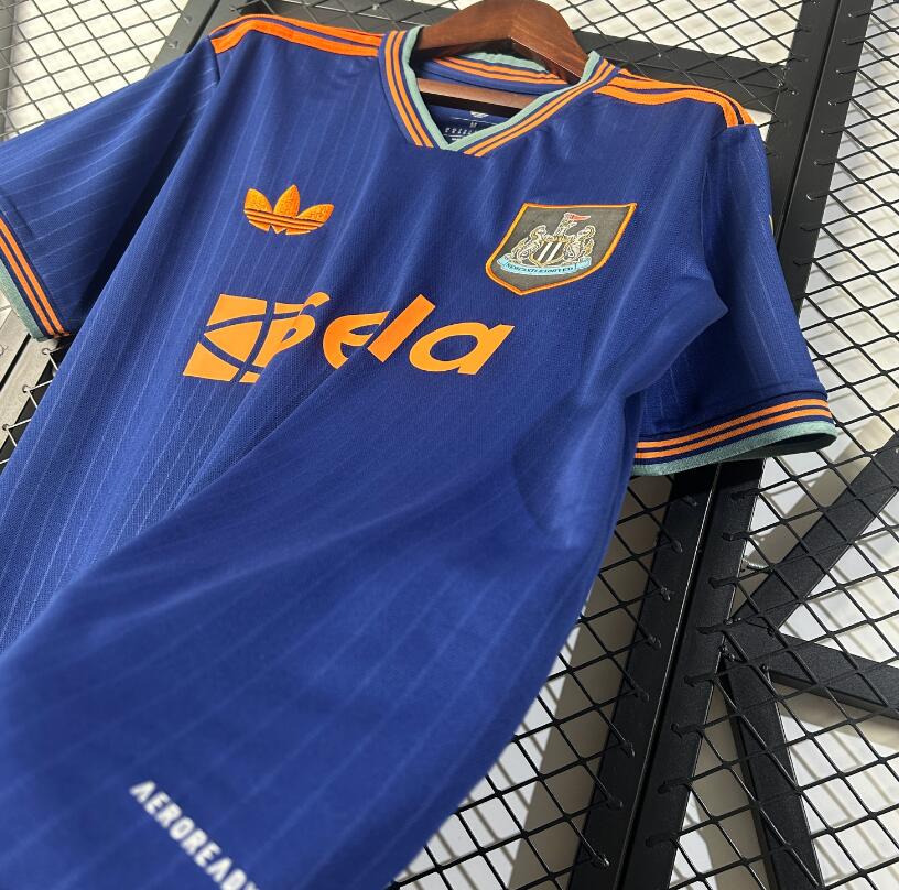 Camiseta Newcastle 2025/26 segunda equipación versión fan lateral – Cortita y al Pie