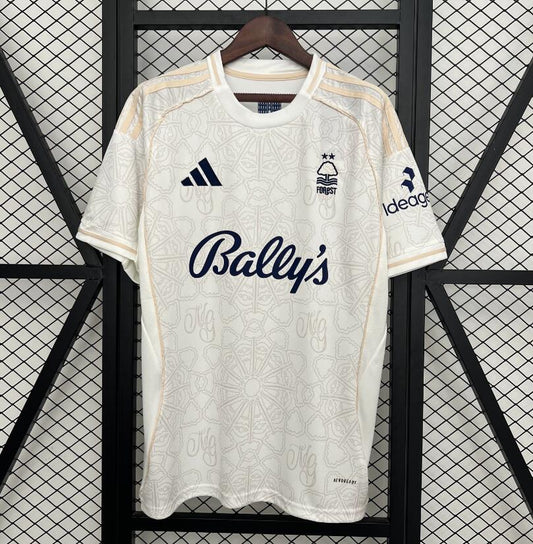 Camiseta Nottingham Forest 2025/26 segunda equipación versión fan City Ground – Cortita y al Pie