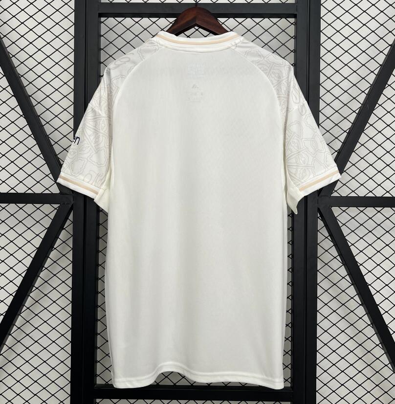 Camiseta Nottingham Forest 2025/26 segunda equipación versión fan detalle escudo – Cortita y al Pie