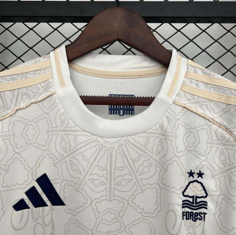 Camiseta Nottingham Forest 2025/26 segunda equipación versión fan lateral – Cortita y al Pie