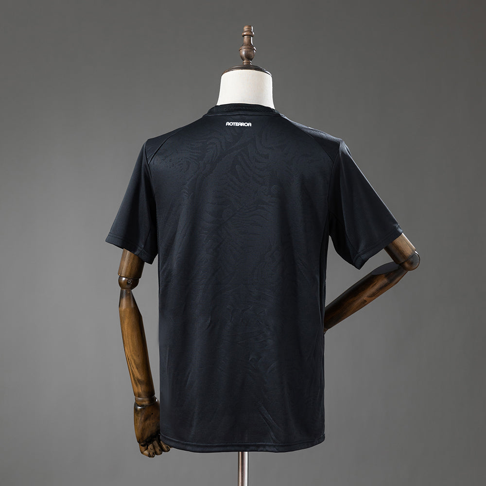 Camiseta Nueva Zelanda Mundial 2026 primera equipación versión fan detalle escudo – Cortita y al Pie