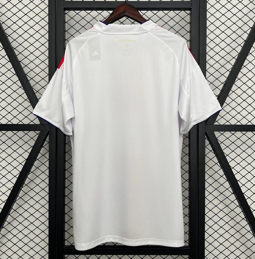 Camiseta Olympique Lyon 2025/26 primera equipación versión fan detalle escudo – Cortita y al Pie