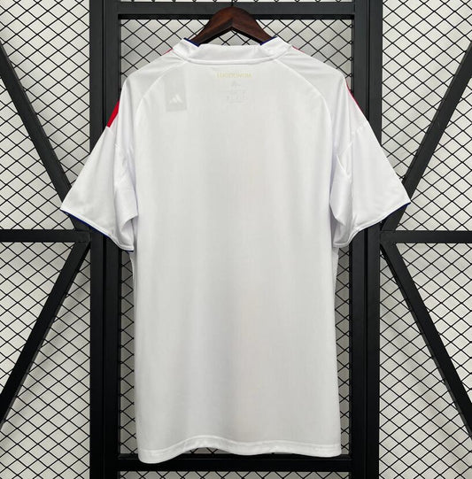 Camiseta Olympique Lyon 2025/26 primera equipación versión fan detalle escudo – Cortita y al Pie