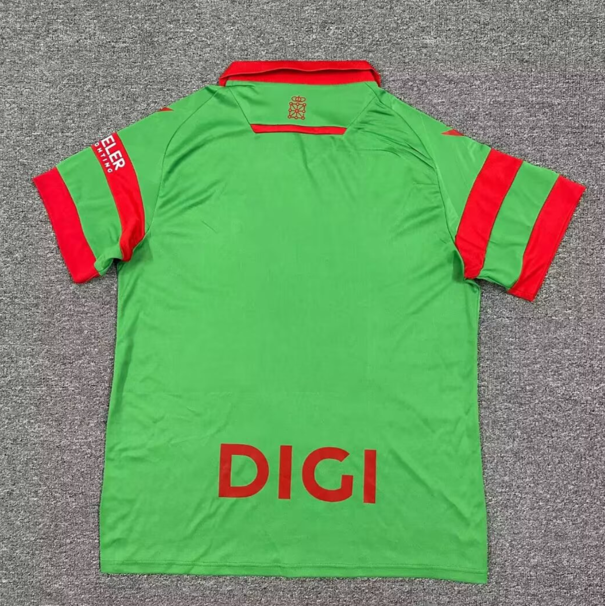 Camiseta Osasuna 2025/26 segunda equipación versión fan detalle escudo – Cortita y al Pie