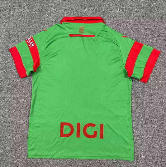 Camiseta Osasuna 2025/26 segunda equipación versión fan detalle escudo – Cortita y al Pie