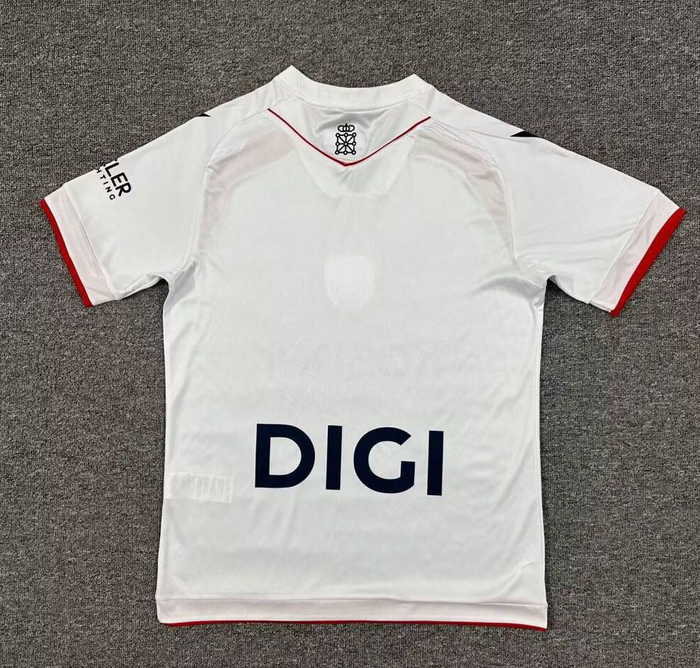 Camiseta Osasuna 2025/26 tercera equipación versión fan detalle escudo – Cortita y al Pie