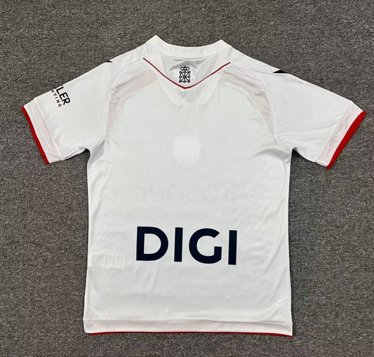 Camiseta Osasuna 2025/26 tercera equipación versión fan detalle escudo – Cortita y al Pie