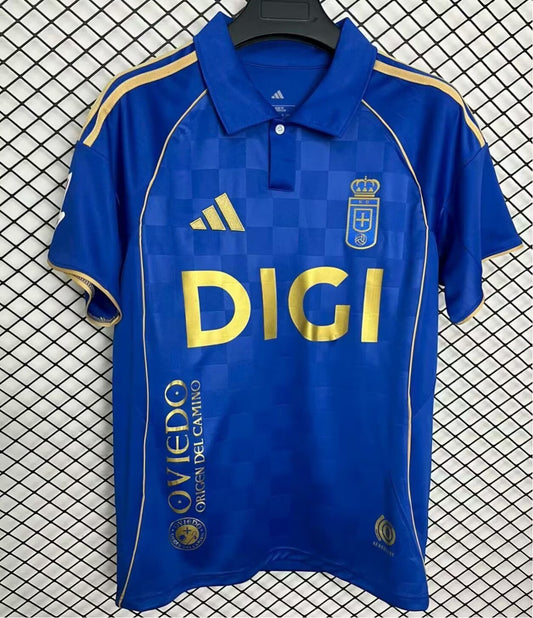 Camiseta Real Oviedo 2025/26 primera equipación versión fan azul Carlos Tartiere – Cortita y al Pie