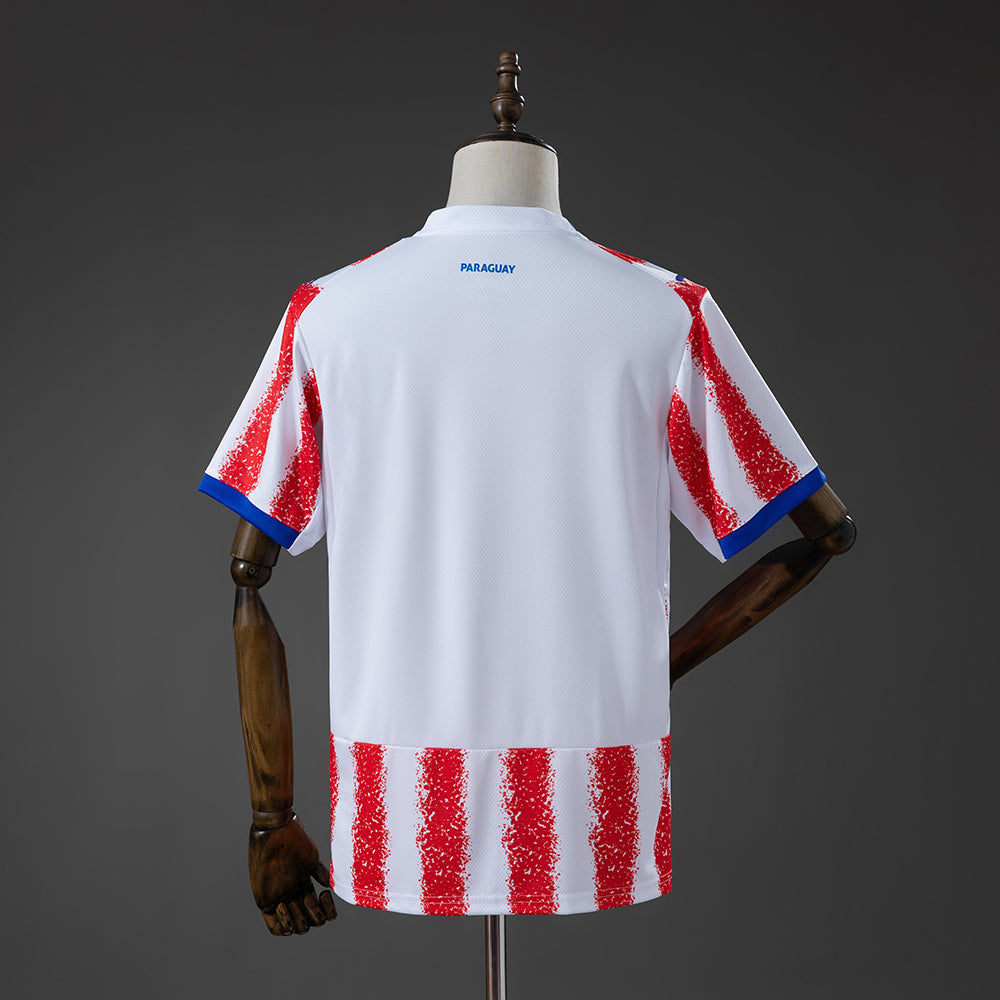 Camiseta Paraguay Mundial 2026 primera equipación versión fan detalle escudo – Cortita y al Pie