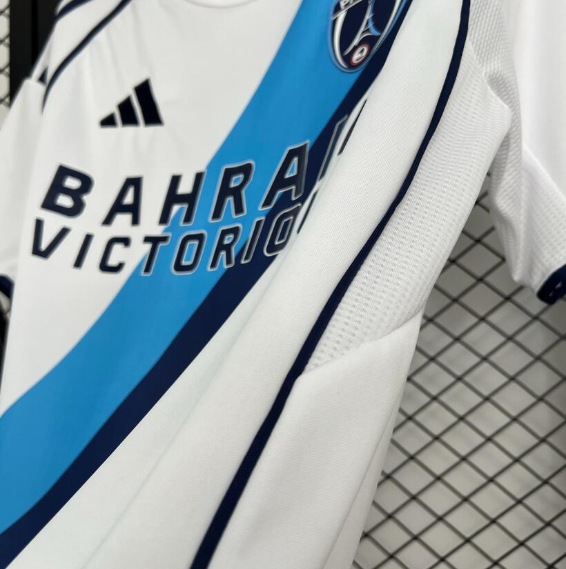 Camiseta Paris FC 2025/26 segunda equipación versión fan detalle escudo – Cortita y al Pie