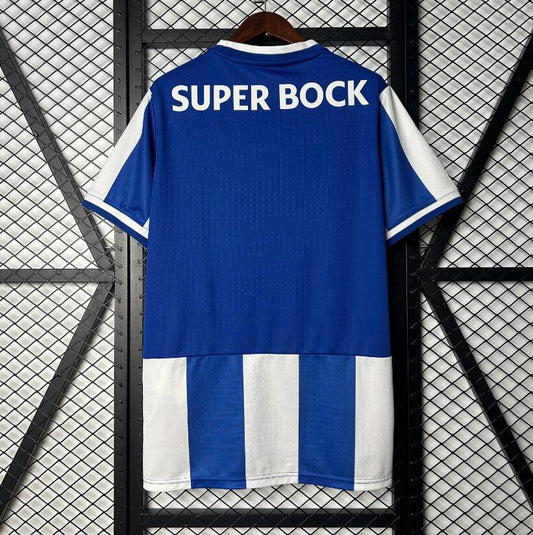 Camiseta Porto 2025/26 primera equipación versión fan detalle escudo – Cortita y al Pie