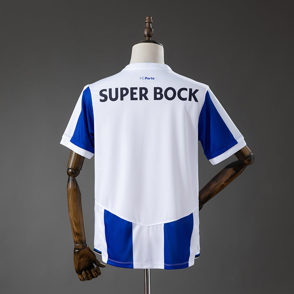 Camiseta Porto 2026/27 primera equipación versión fan detalle escudo FC Porto – Cortita y al Pie