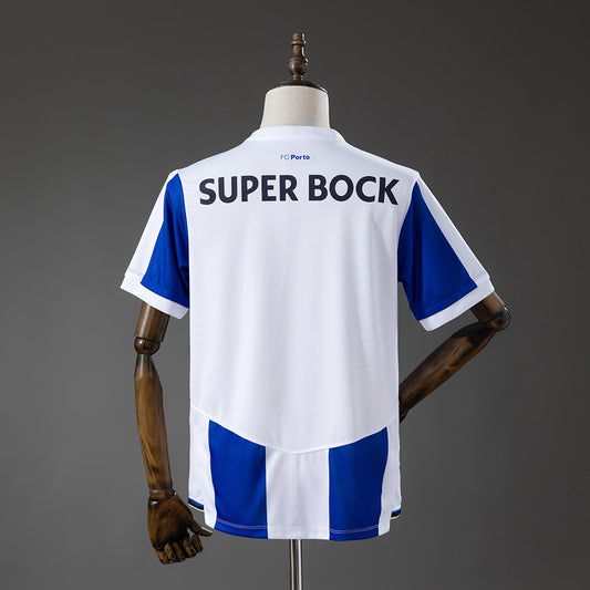 Camiseta Porto 2026/27 primera equipación versión fan detalle escudo FC Porto – Cortita y al Pie