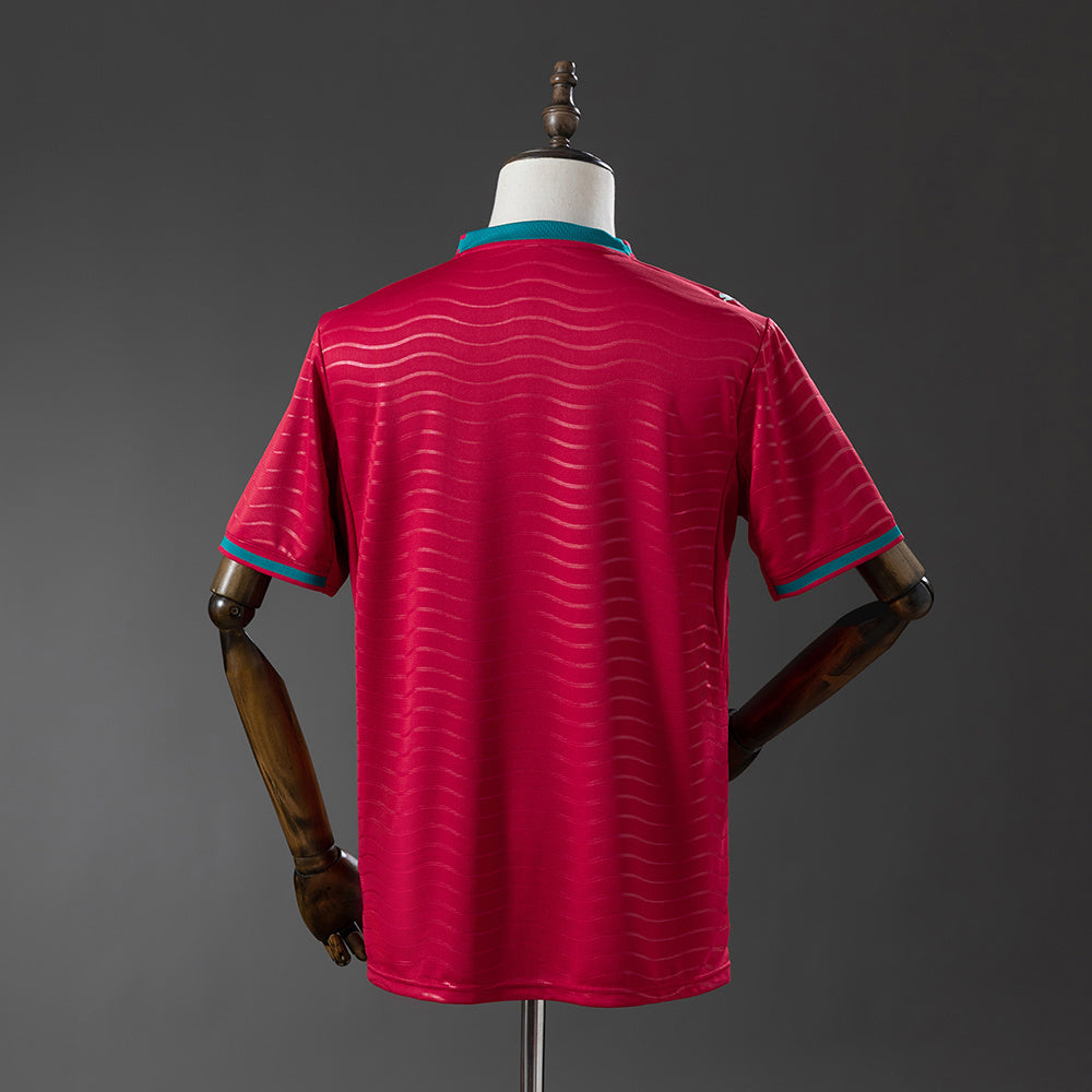 Camiseta Portugal Mundial 2026 primera equipación versión fan detalle escudo FPF – Cortita y al Pie