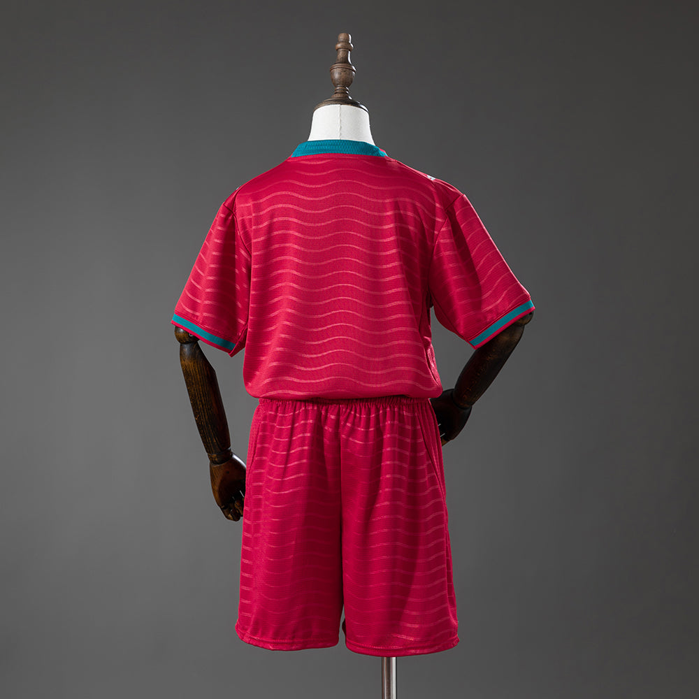 Camiseta Portugal Mundial 2026 primera equipación versión niño detalle escudo – Cortita y al Pie