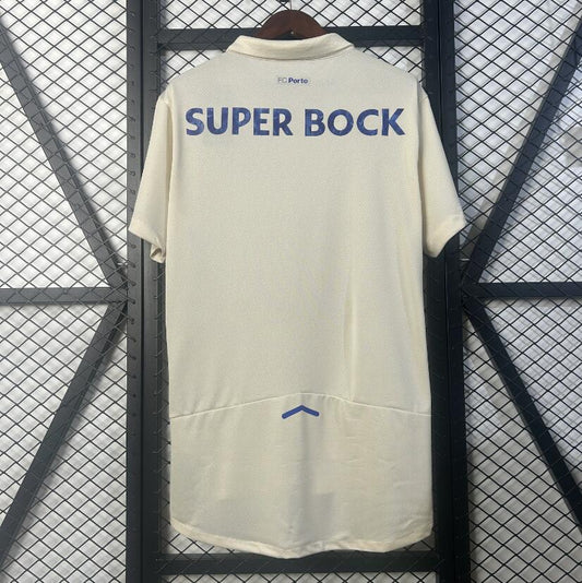 Camiseta Porto 2025/26 tercera equipación versión fan detalle escudo – Cortita y al Pie