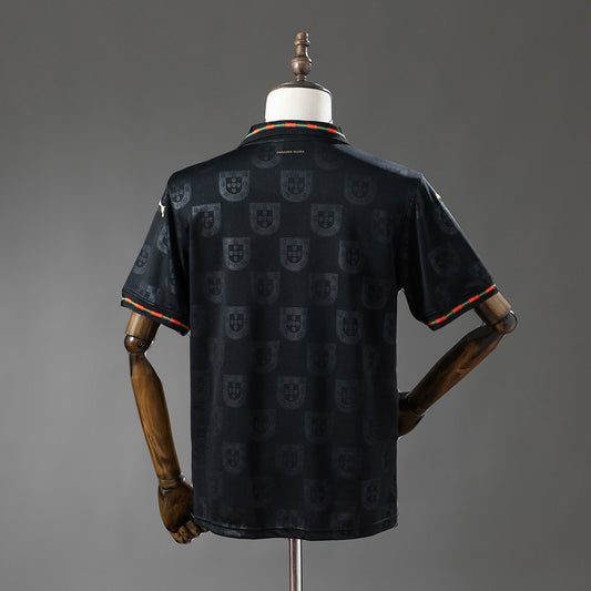 Camiseta Portugal Mundial 2026 tercera equipación versión fan detalle escudo – Cortita y al Pie