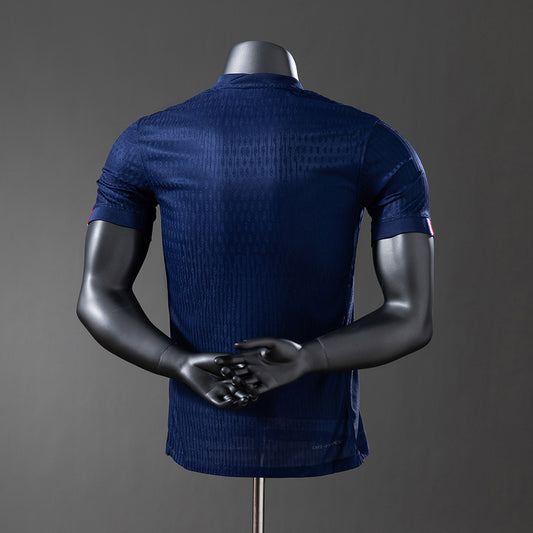 Camiseta PSG 2025/26 primera equipación versión jugador detalle escudo – Cortita y al Pie