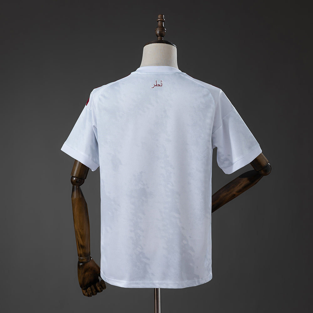 Camiseta Qatar Mundial 2026 segunda equipación versión fan blanca detalle – Cortita y al Pie