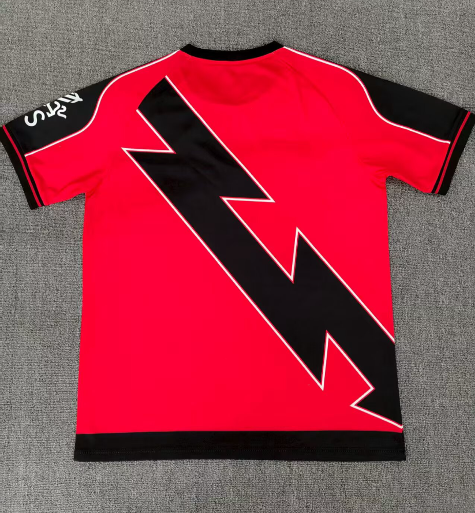 Camiseta Rayo Vallecano 2025/26 segunda equipación versión fan detalle escudo – Cortita y al Pie