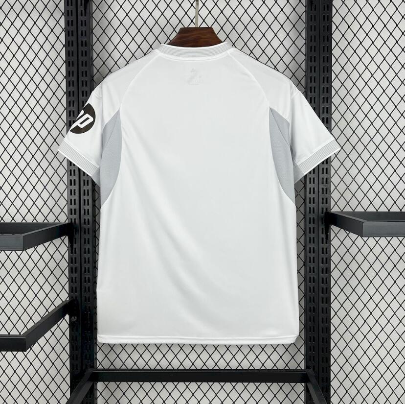 Camiseta Real Madrid 2025/26 primera equipación versión fan detalle cuello escudo – Cortita y al Pie