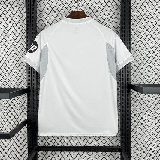 Camiseta Real Madrid 2025/26 primera equipación versión fan detalle cuello escudo – Cortita y al Pie