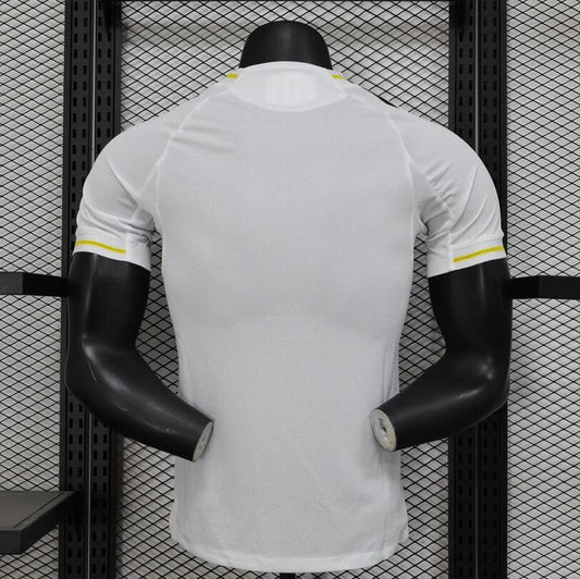 Camiseta Real Madrid 2025/26 primera equipación versión jugador detalle escudo Adidas – Cortita y al Pie