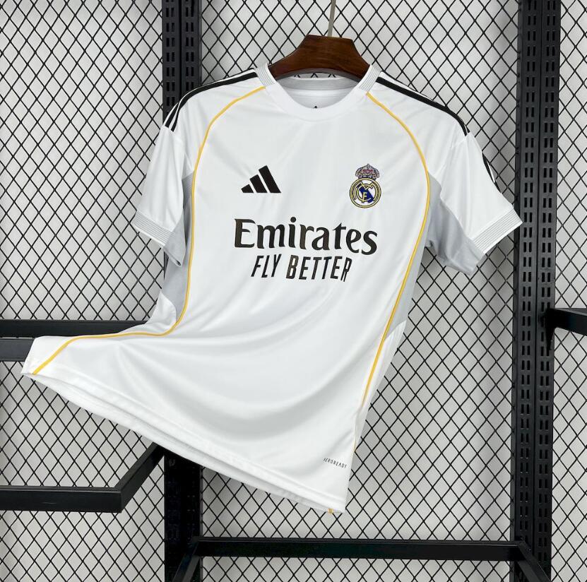 Camiseta Real Madrid 2025/26 primera equipación versión fan vista trasera dorsal – Cortita y al Pie