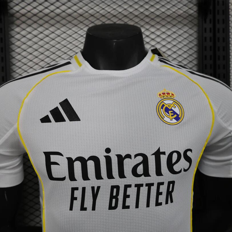 Camiseta Real Madrid 2025/26 primera equipación versión jugador vista trasera dorsal – Cortita y al Pie