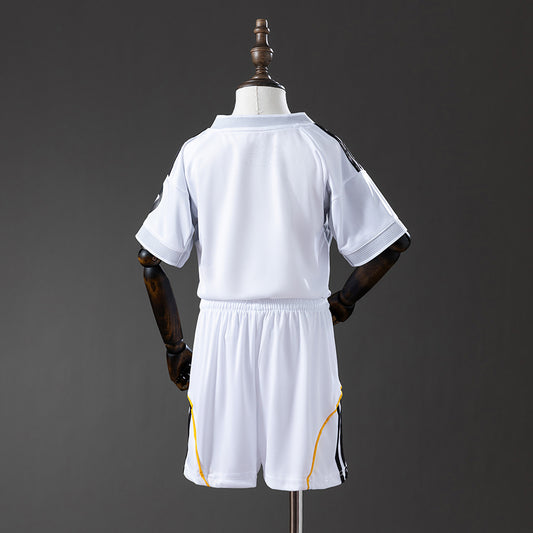 Camiseta Real Madrid 2025/26 primera equipación versión niño detalle escudo – Cortita y al Pie