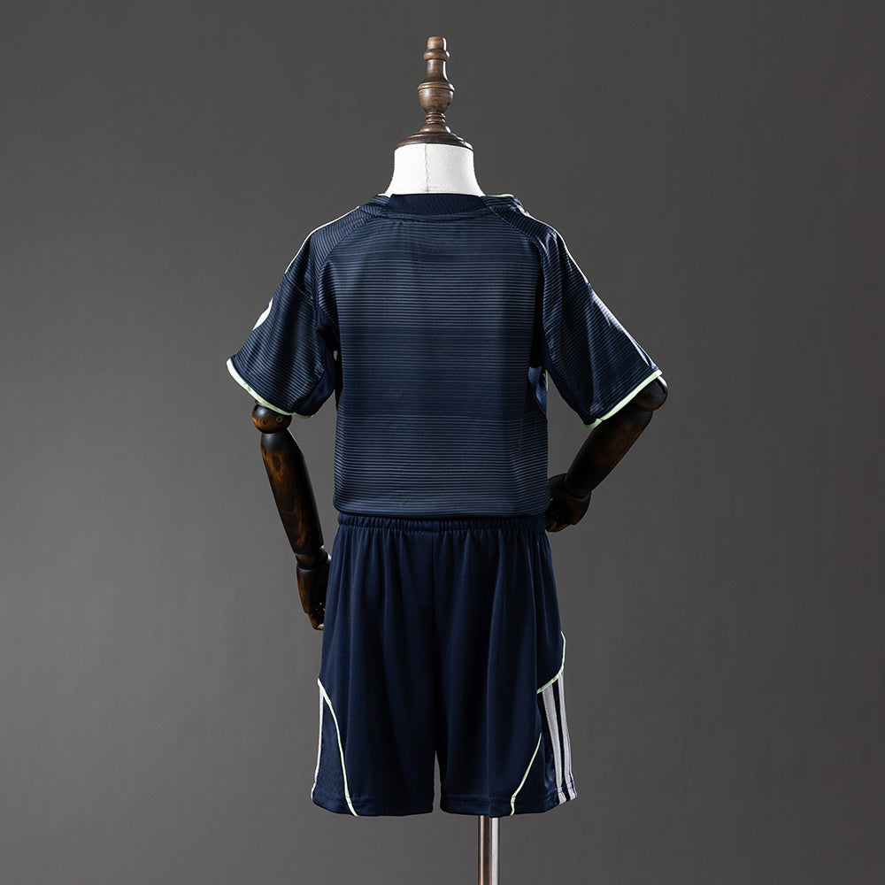 Camiseta Real Madrid 2025/26 segunda equipación versión niño detalle escudo – Cortita y al Pie