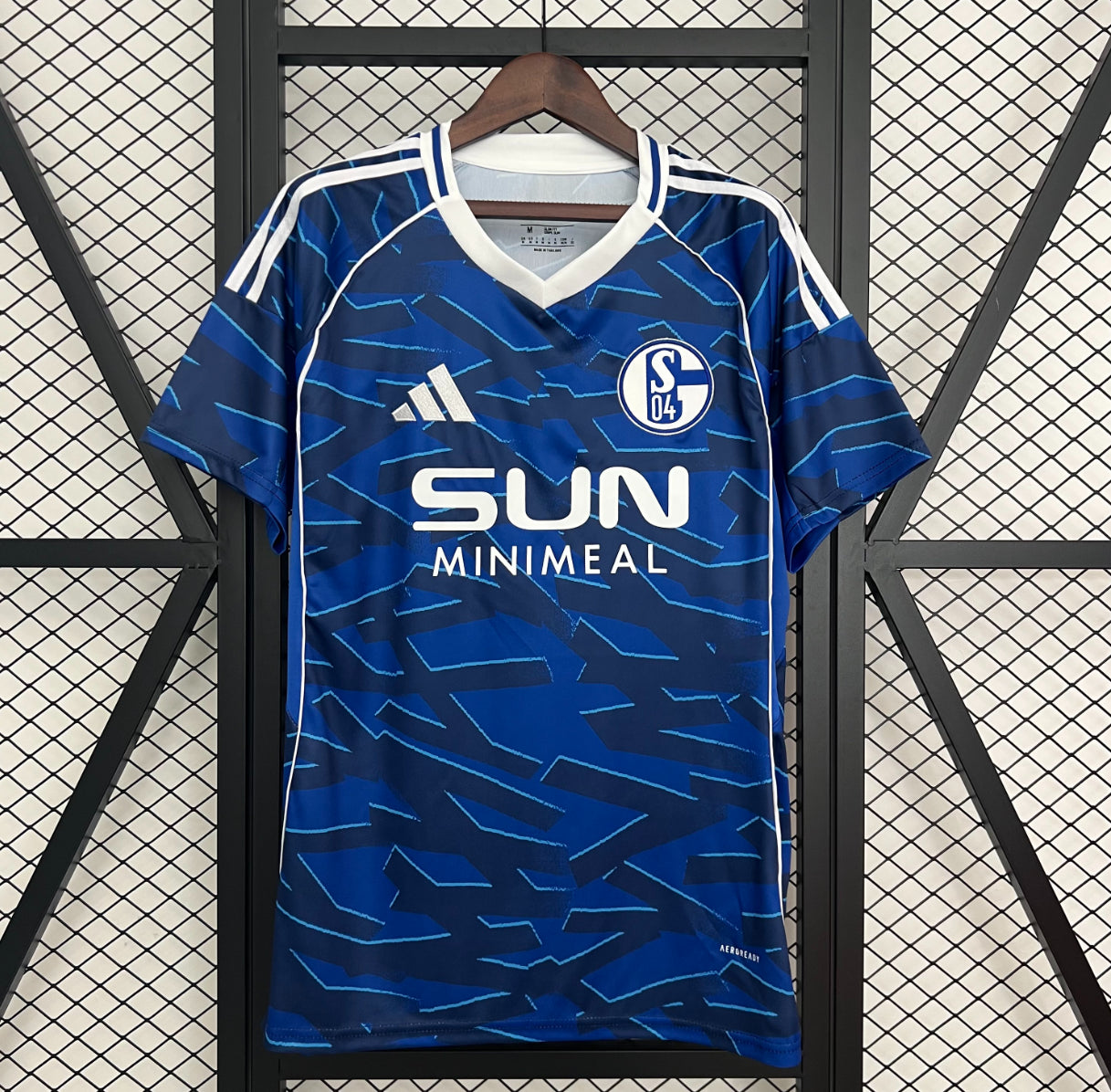 Camiseta Schalke 04 2025/26 primera equipación versión fan azul real Veltins Arena – Cortita y al Pie