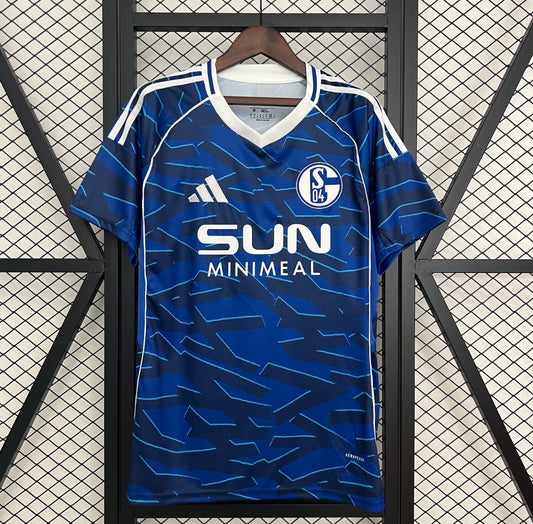 Camiseta Schalke 04 2025/26 primera equipación versión fan azul real Veltins Arena – Cortita y al Pie