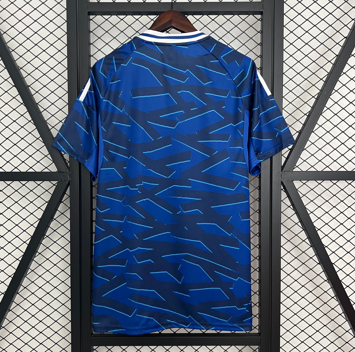 Camiseta Schalke 04 2025/26 primera equipación versión fan detalle escudo – Cortita y al Pie
